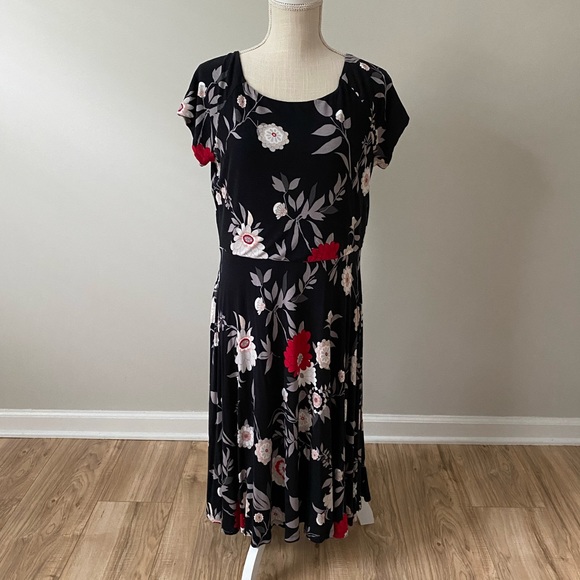 LOFT Dresses & Skirts - Dark Floral Short Sleeve Dress
